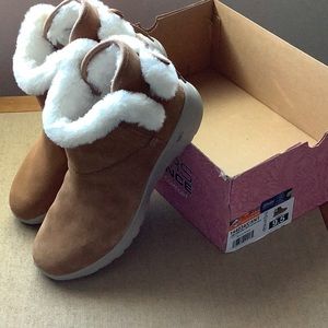 Skechers Cozy On-the-Go Joy Bootie Suede with Faux Fur Lining and Bow (NWT)